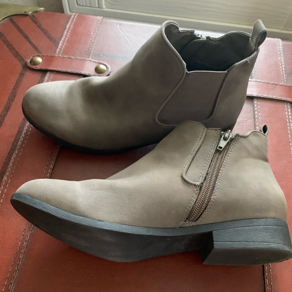 AMERICAN RAG Taupe Brown Suede ADESYRE ANKLE BOOTS Bootie 1" Heel
Women's Sz 8M - Picture 9 of 9